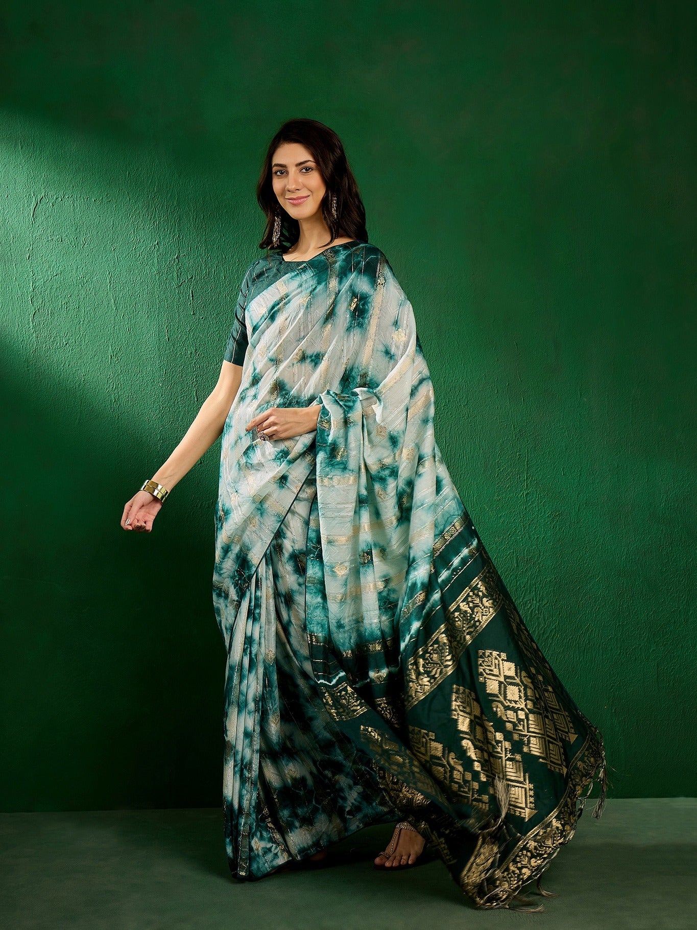 Women's Green Cotton Blend Weaving Work Saree By Epic Ethnics