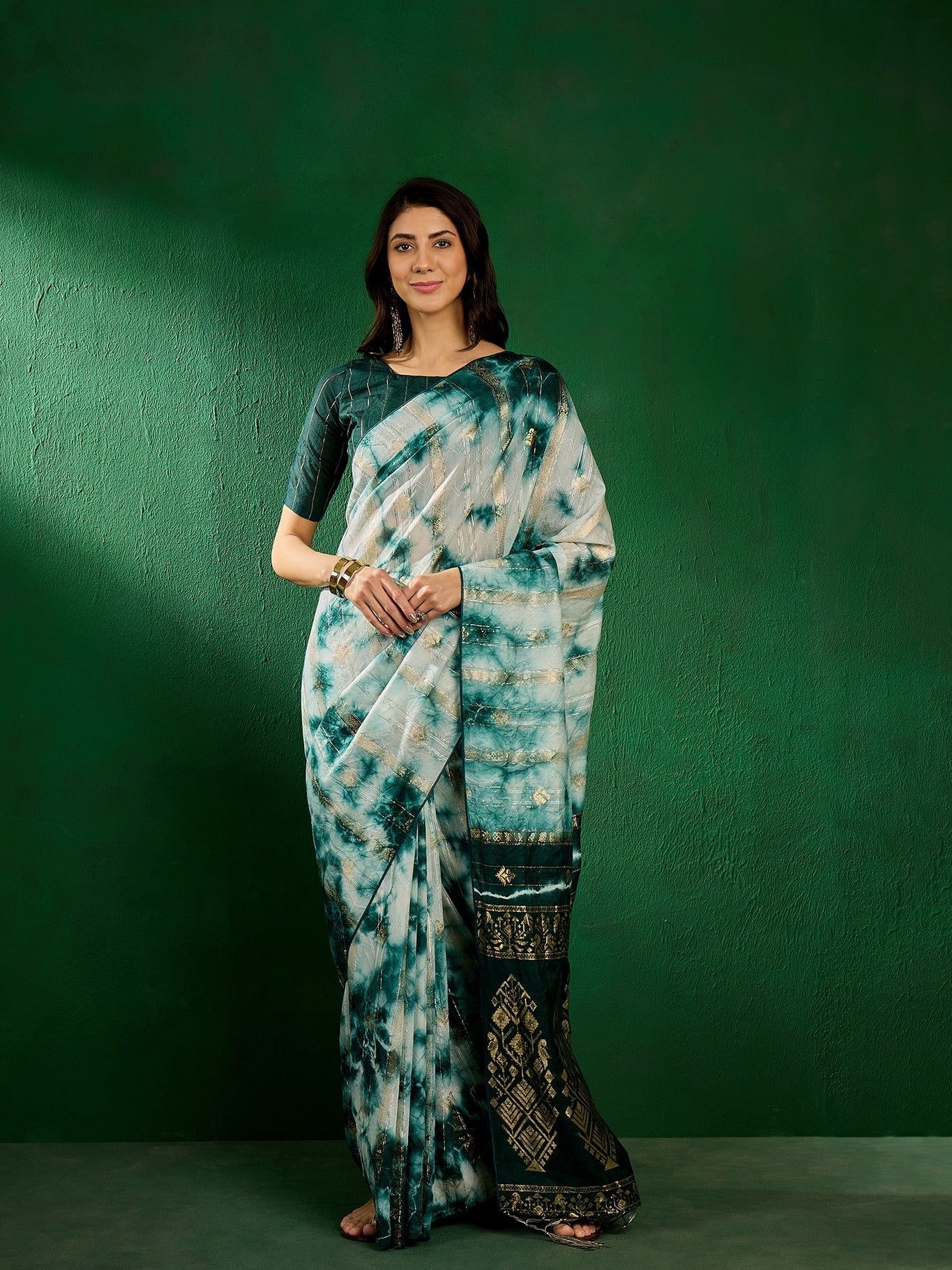 Women's Green Cotton Blend Weaving Work Saree By Epic Ethnics