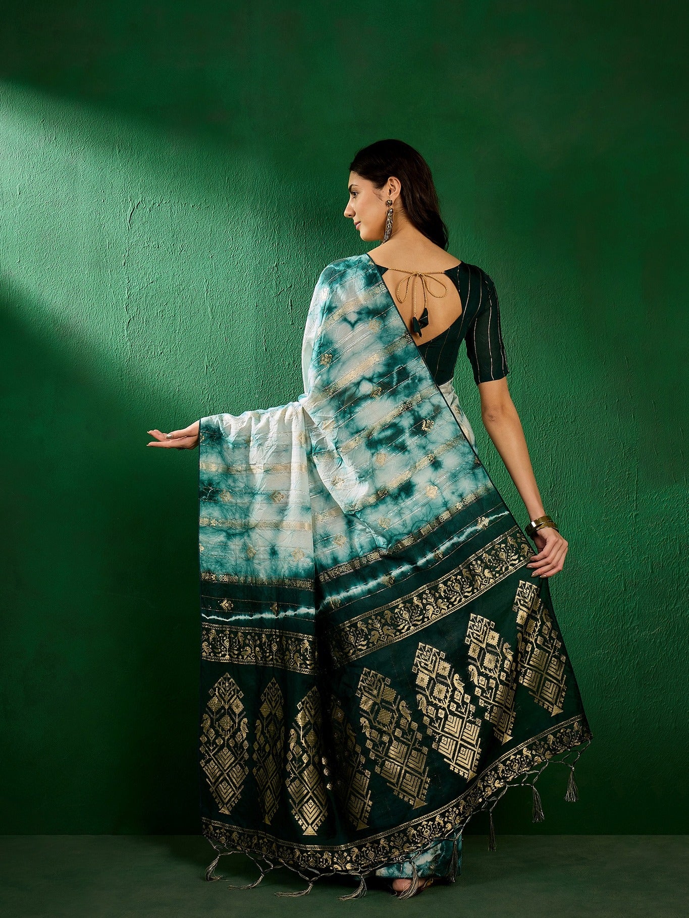Women's Green Cotton Blend Weaving Work Saree By Epic Ethnics