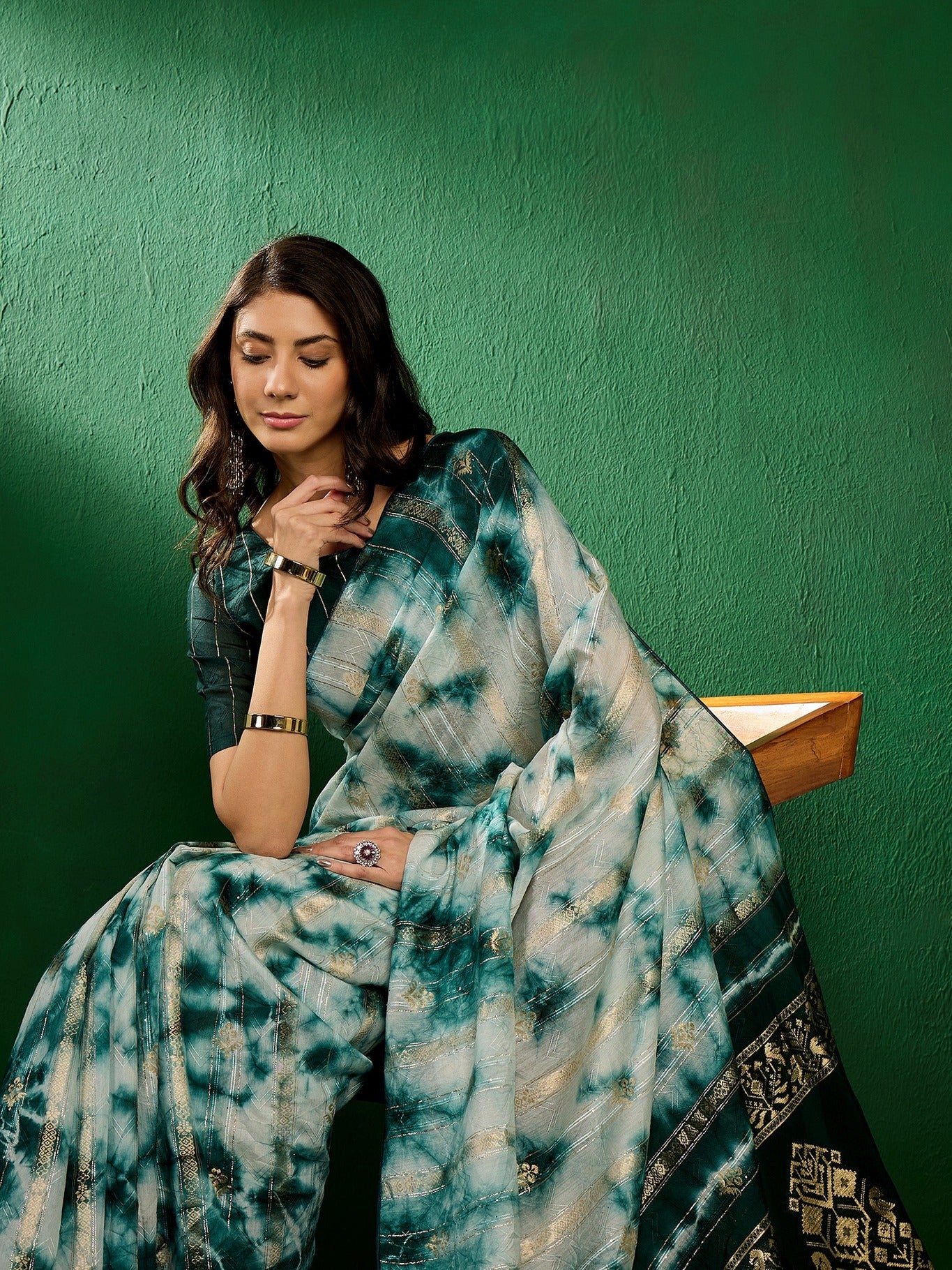 Women's Green Cotton Blend Weaving Work Saree By Epic Ethnics